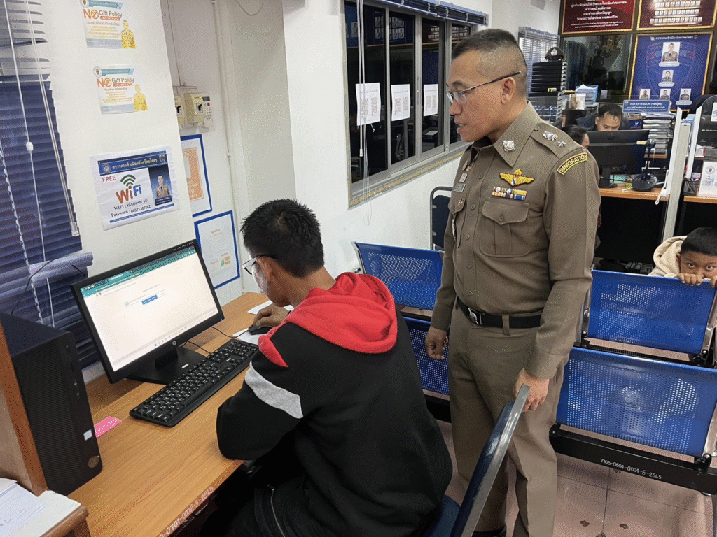 ดำเนินงานประชาสัมพันธ์เชิงรุก พบปะประชาชนที่มาติดต่อขอรับบริการเพื่อสุ่มสอบถามการให้บริการและเชิญชวนประชาชนตอบแบบวัดการรับรู้ของผู้มีส่วนได้ส่วนเสียภายนอก (EIT)