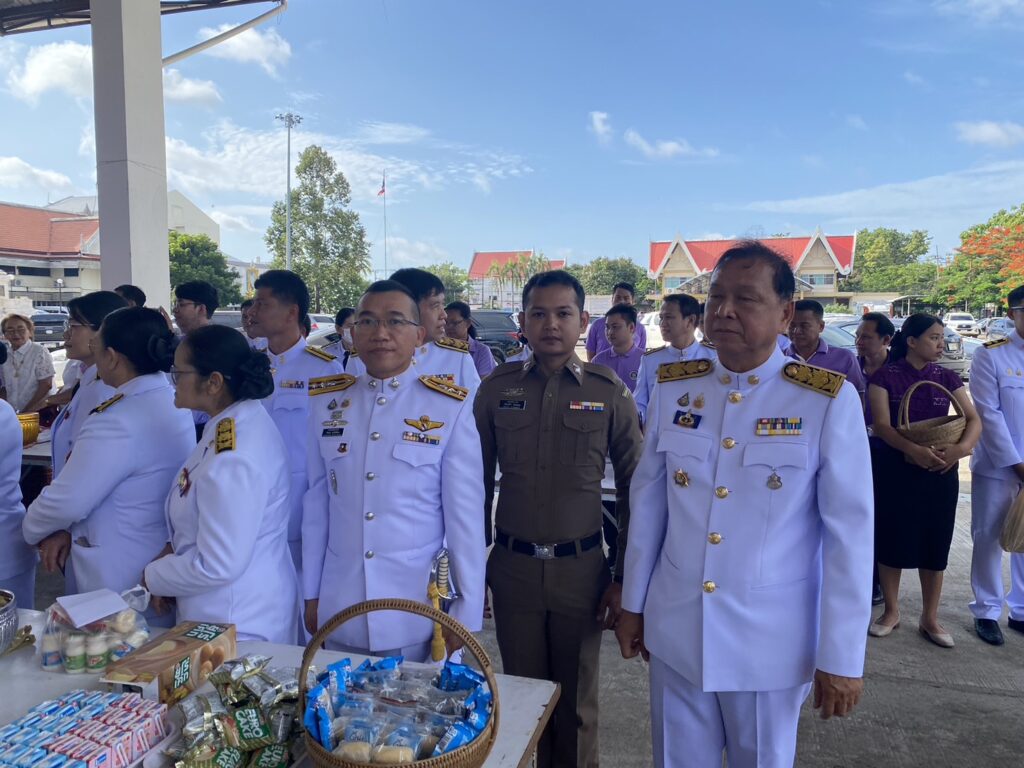 ร่วมทำบุญตักบาตร พิธีถวายราชสักการะและวางพานพุ่ม เนื่องในวโรกาส วันเฉลิมพระชนมพรรษาสมเด็จพระนางเจ้าฯ พระบรมราชินี