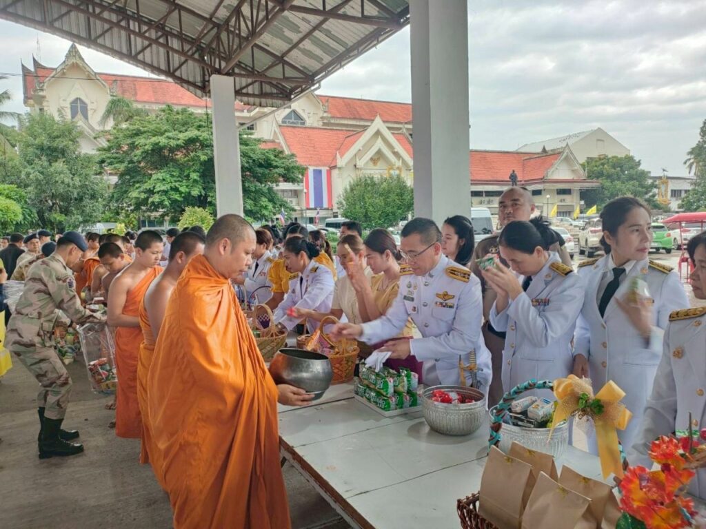 ร่วมพิธีทำบุญตักบาตรเพื่อถวายเป็นพระราชกุศล เนื่องในวโรกาสวันเฉลิมพระชนมพรรษาพระบาทสมเด็จพระเจ้าอยู่หัว 28 กรกฎาคม 2568