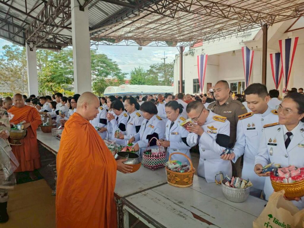 ร่วมพิธีวางพุ่มดอกไม้เบื้องหน้าพระบรมฉายาลักษณ์พระบาทสมเด็จพระบรมชนกาธิเบศร มหาภูมิพลอดุลยเดชมหาราช บรมนาถบพิตร